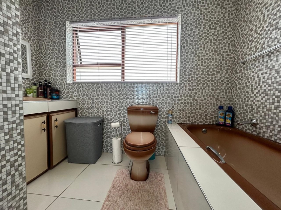 5 Bedroom Property for Sale in Wavecrest Eastern Cape